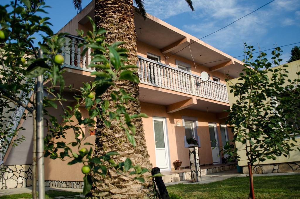 Apartments Lazarevic Сутоморе Екстер'єр фото