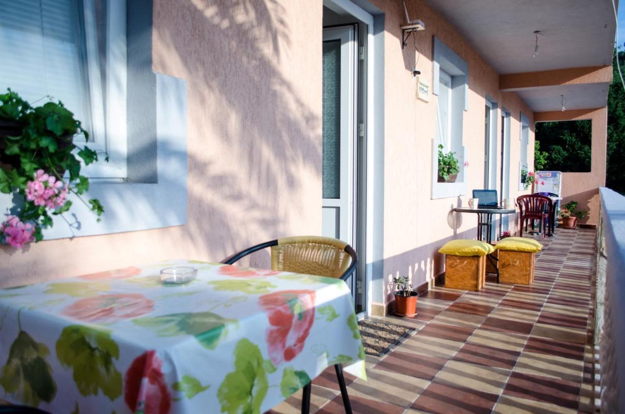 Apartments Lazarevic Сутоморе Екстер'єр фото